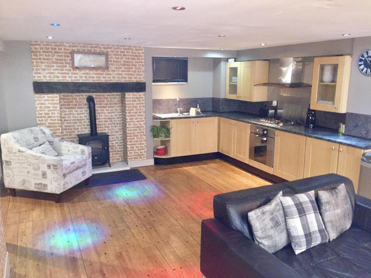 Large 2-Bed House Derbyshire Off Chatsworth Rd Chesterfield Extérieur photo